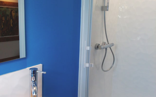 Habitación de invitados con baño y sanitarios