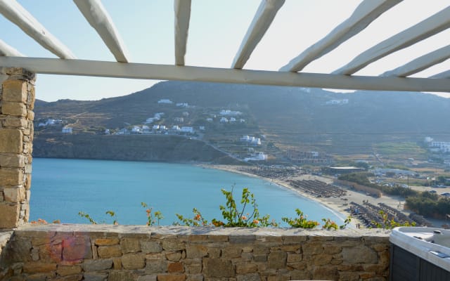 CASA COM 3 QUARTOS JUNTO À PRAIA COM VISTA PARA O MAR