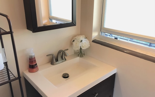 Stylish 1BR near Universal Studios • LGBTQ+ friendly • Free Parking - Picture 9