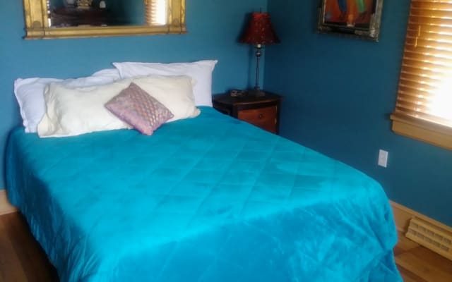 Share Sacred Space with a Tantric Yogi in Cozy Om Home - Picture 7