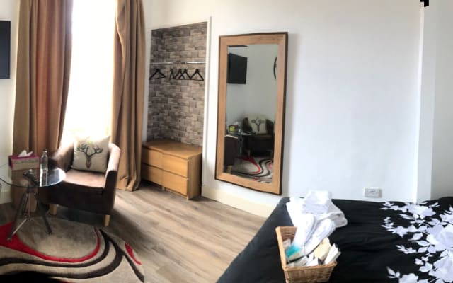 Lovely Spacious Private Room in Appt close to tourist attractions.