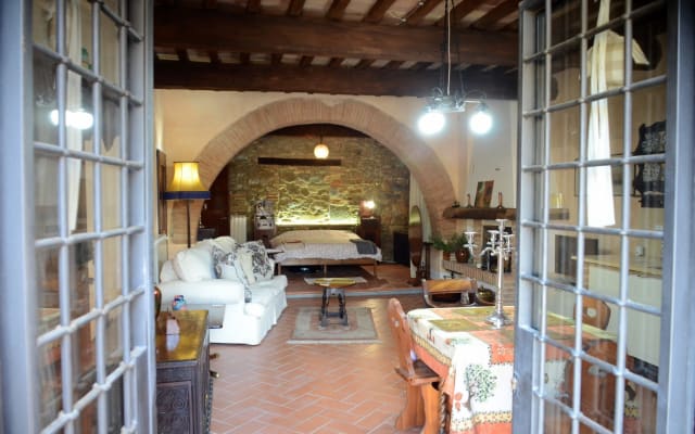 Un appartement confortable dans un village italien médiéval