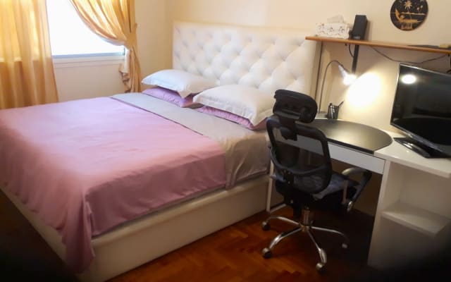 B&B HOMESTAY - Deluxe Room with a SEALY King Size Bed + Breakfast