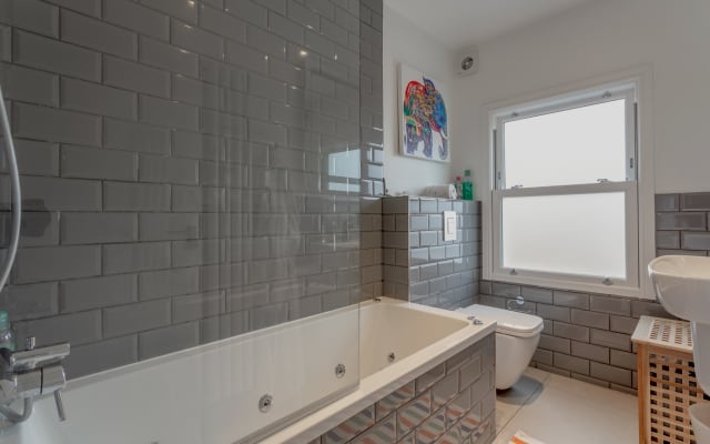 Private bathroom; very spacious and and jacuzzi - Picture 14