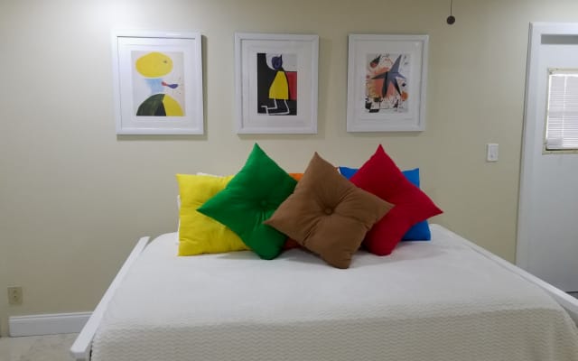 Private Entrance> POSH ! Immaculate Upscale Private Studio >Lakeside