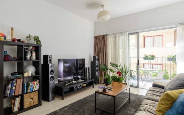 1 dormitorio con balcón grande