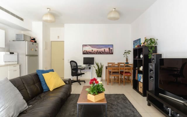 1 dormitorio con balcón grande
