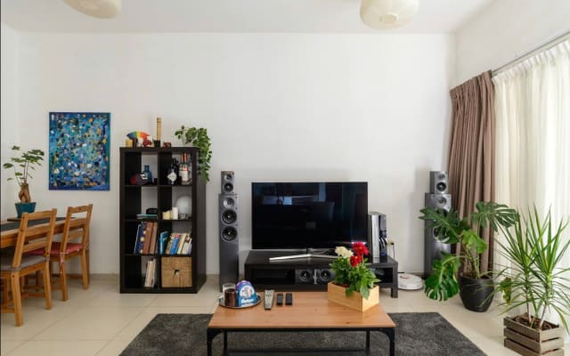 1 dormitorio con balcón grande