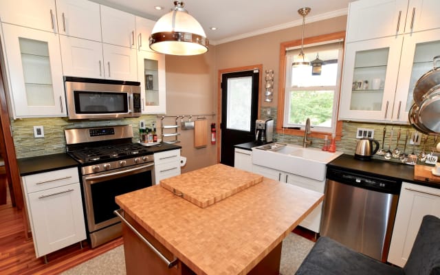 Thoughtful, furnished, comfortable, convenient in Point Breeze