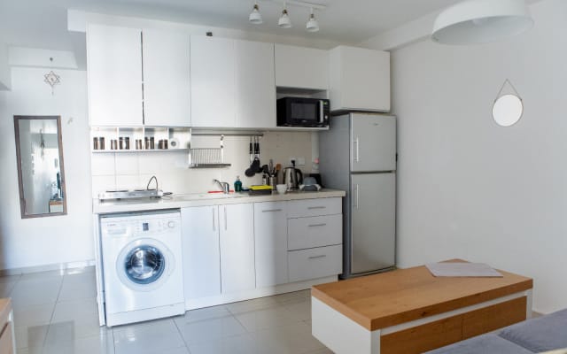 Apartamento (2) quartos perfeitamente localizado em Tel-Aviv