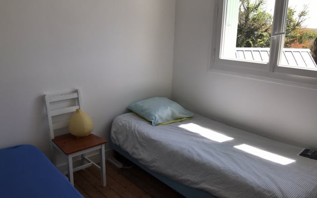Chambre à coucher avec 2 lits simples