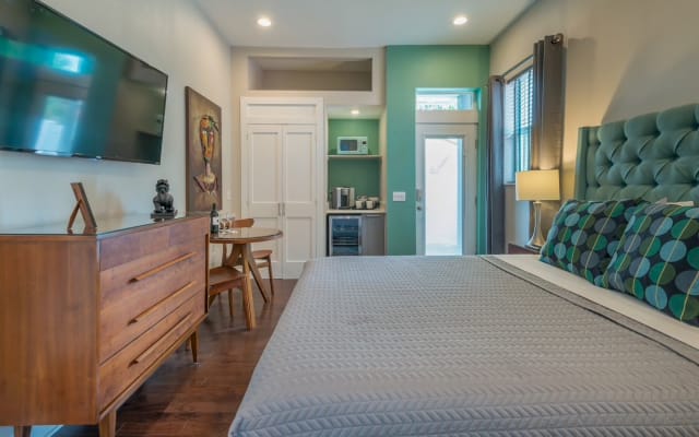 The Oasis: w/pool access En-Suite #1