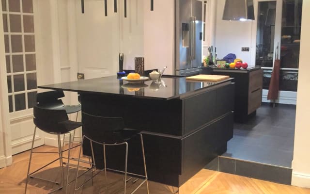 Große Wohnung in ruhigem Pariser Stadthaus