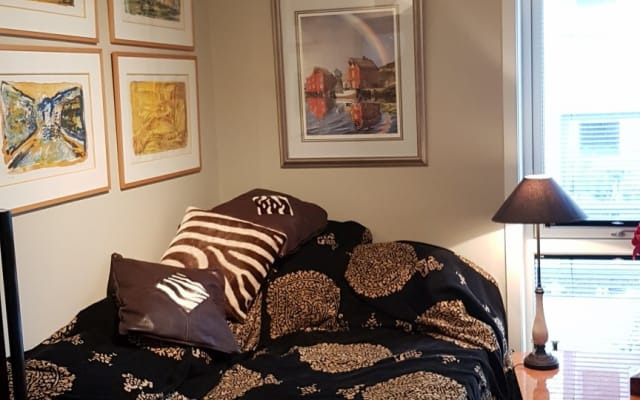 Chambre dans un quartier agréable et calme, hébergée par un couple gay.