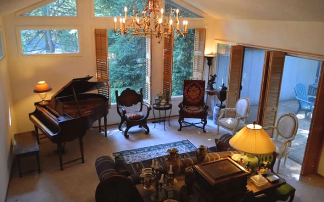 Habitación con vistas al jardín en casa de varios niveles