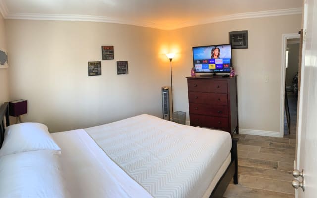 Private Room with own Bathroom in the Heart of Hillcrest