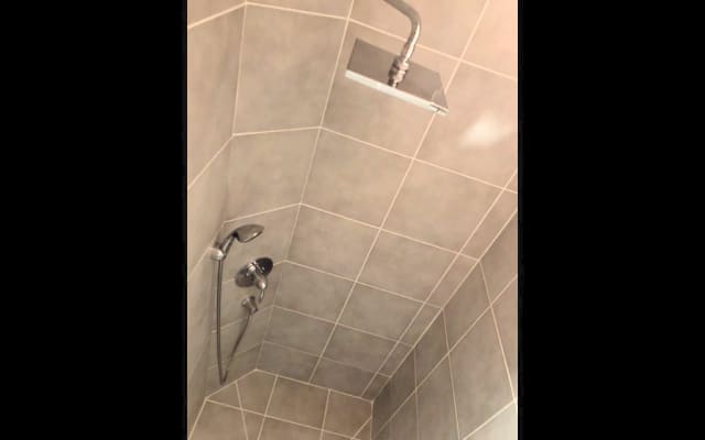 Quarto vermelho-Duche/WC-SPA-Massagem tântrica-Kiné-Casa tranquila