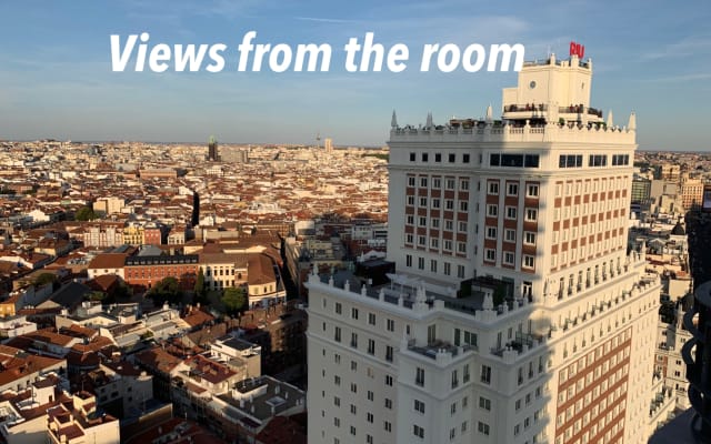 L'immeuble résidentiel le plus haut de Madrid. Chambre avec salle de...