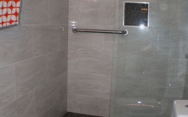 Tony's listing on misterb&b - bathroom for room 3 & 4
