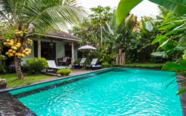 Paradiesisches Anwesen: Koloniale Villa in tropischem, ummauertem...