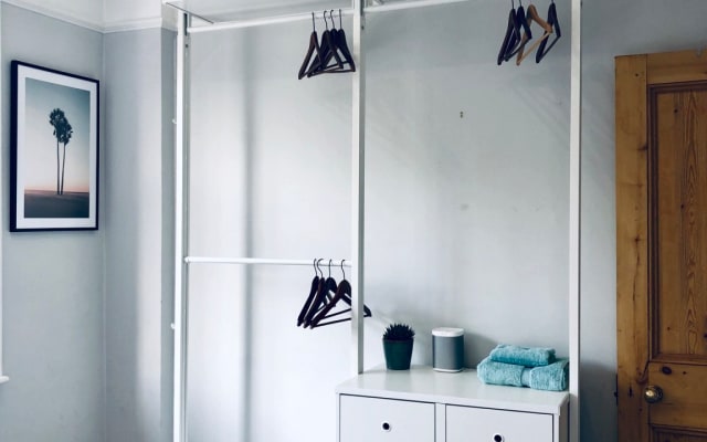 Remote work haven - quiet top floor apt near tube, parks & cafes
