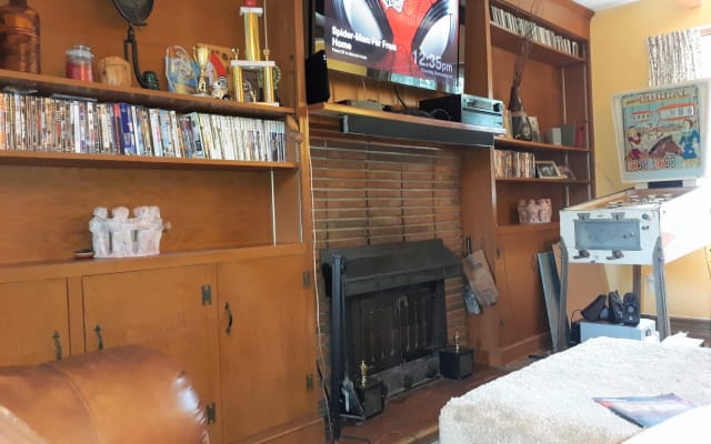 A clean, safe, quiet place with vintage pinball & game consoles - Picture 9