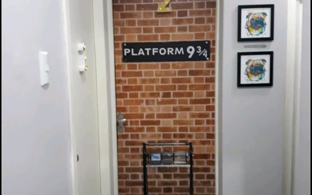 Habitación temática de Harry Potter / Cama Queem y aire acondicionado