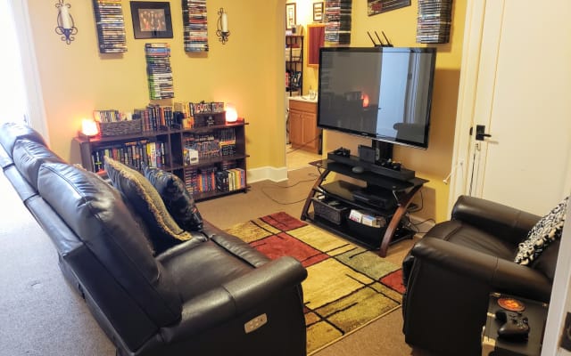 Historic Downtown Apartment - Guestroom