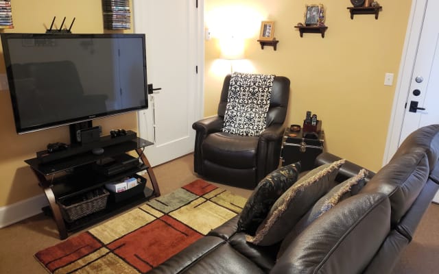 Historic Downtown Apartment - Guestroom
