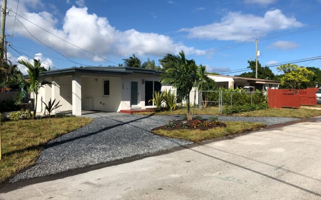 2 BR house, Close to Port, beach, shops, restrnts