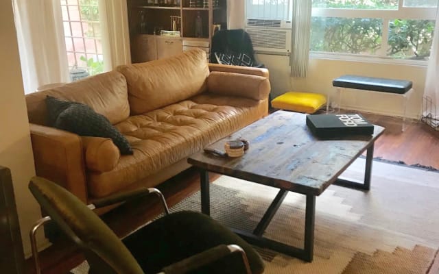 Espaçoso apartamento de meados do século. Localização!