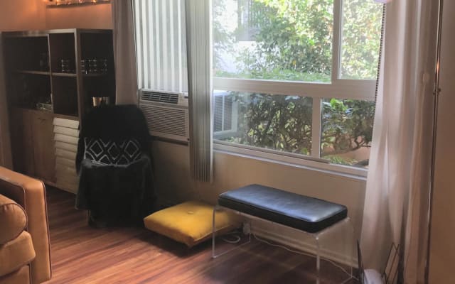 Espaçoso apartamento de meados do século. Localização!