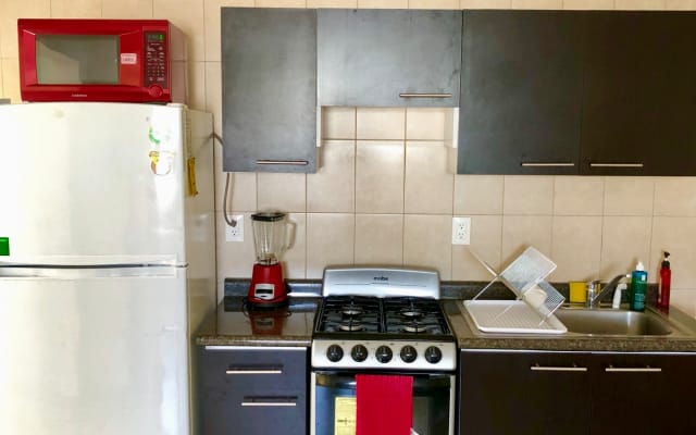 Acogedora habitación cerca del centro de la ciudad, baño privado.