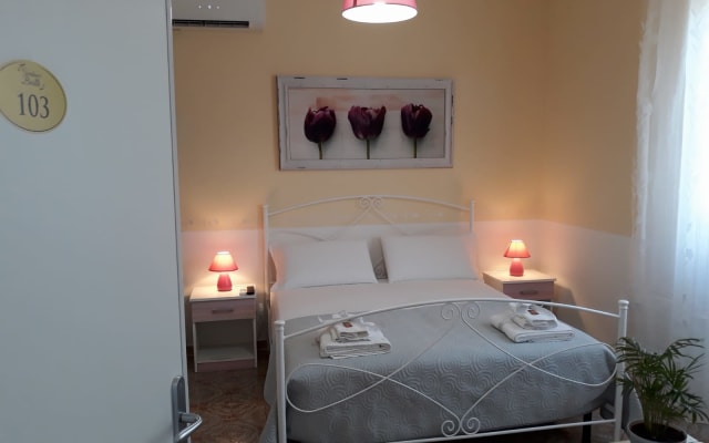Studio apartment with kitchenettes.ROOMS, SOUTH OF GALLIPOLI ALL THE...