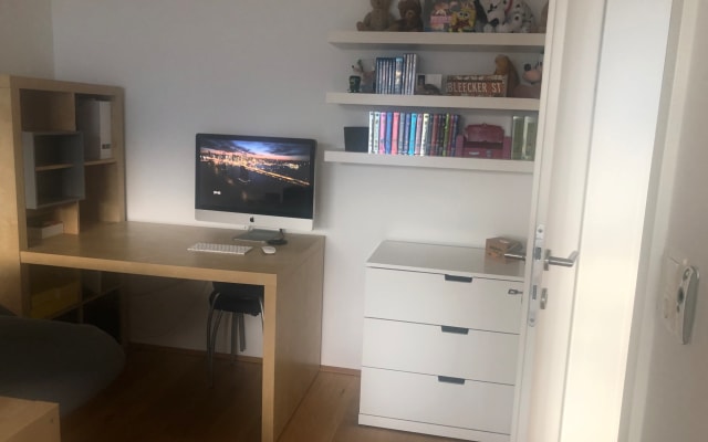 Habitación tranquila sobre la ciudad
