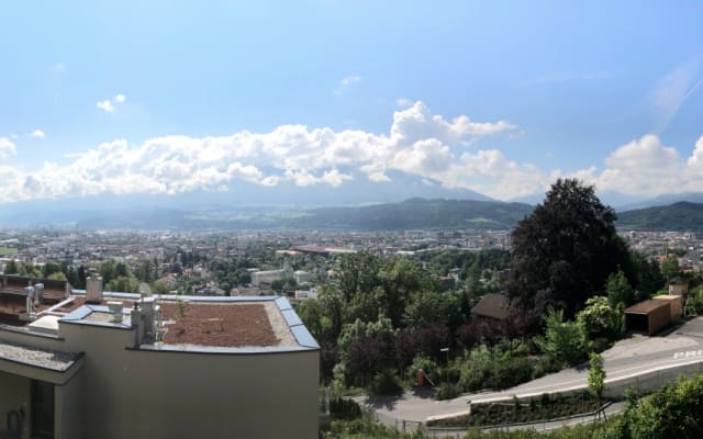 Habitación tranquila sobre la ciudad