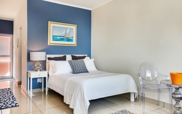 Studio walking distance to Promenade