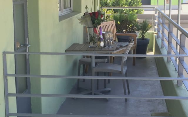 DELUXE STUDIO #3 WITH BALCONY city view (across Manhattan gay bar)) - Picture 15