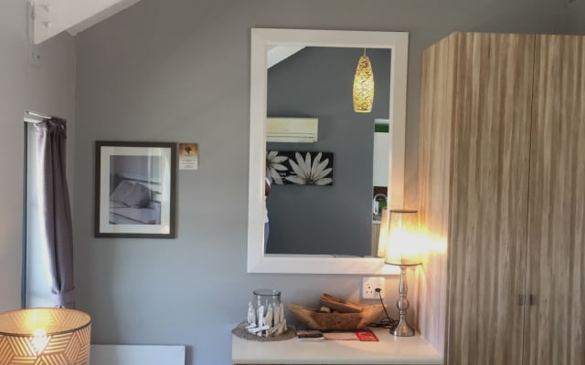 DELUXE STUDIO #3 WITH BALCONY city view (across Manhattan gay bar)) - Picture 5