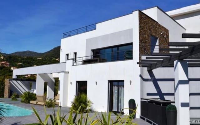ALOJAMENTO E PEQUENO-ALMOÇO DE CHARME E B&B EM CAVALAIRE A 900 METROS...