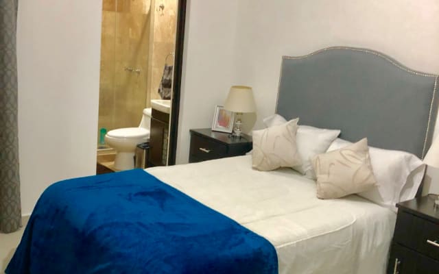 Acogedora habitación cerca del centro de la ciudad, baño privado.