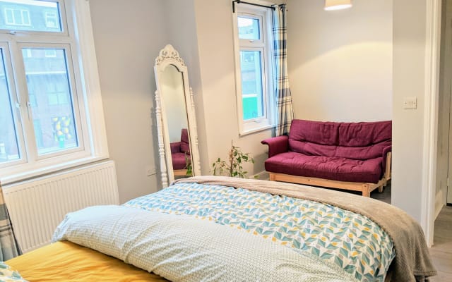 Schönes helles 4 Bett 2 Bad Haus in zentraler Lage