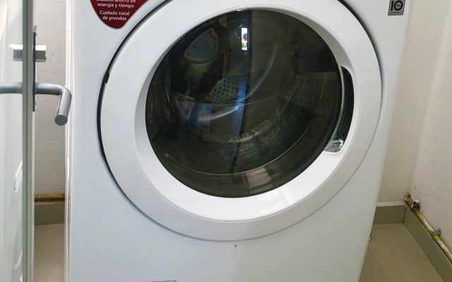 Acogedora habitación cerca del centro de la ciudad, baño privado.