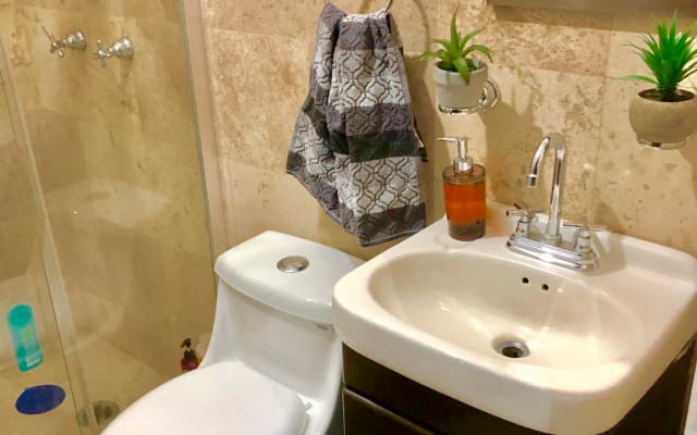 Acogedora habitación cerca del centro de la ciudad, baño privado.