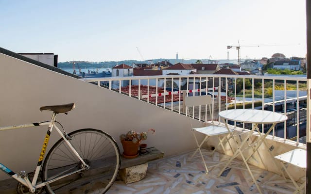 Camera doppia in un Loft con terrazza e vista sulla città e sul fiume