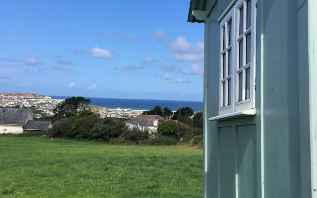 Hirtenhütte mit Meerblick