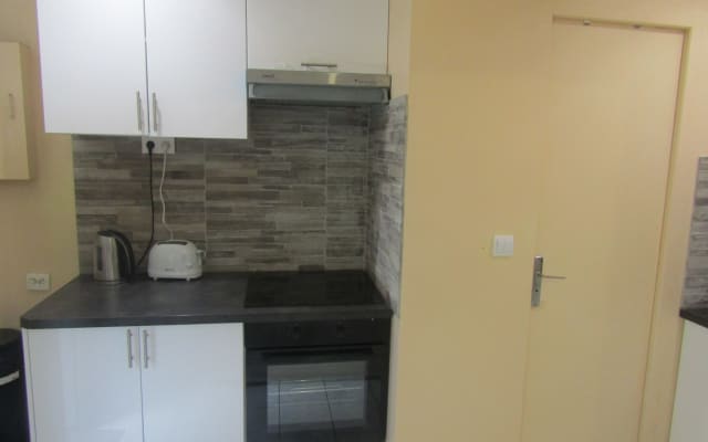 Double sofa bed in flat 15 mins to centre of Paris by métro