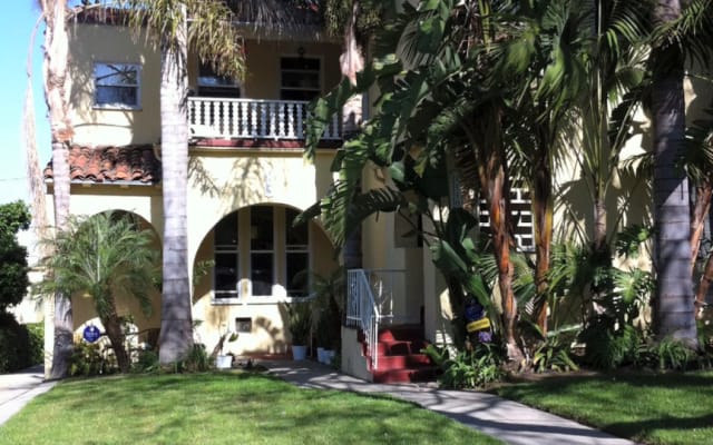 Privatzimmer in einem Haus in Los Angeles im spanischen Stil von 1928