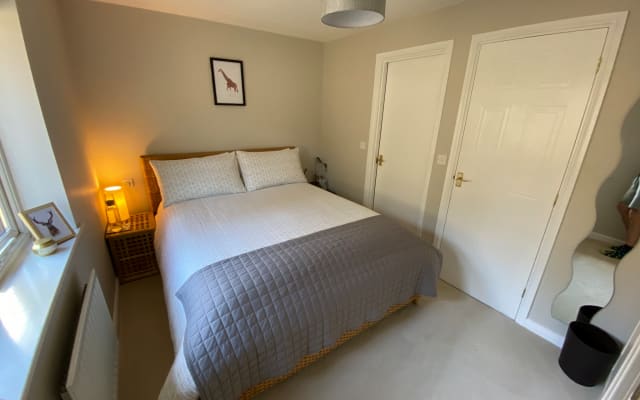 Chambre à coucher avec salle de bain dans le domaine de Stoke Park