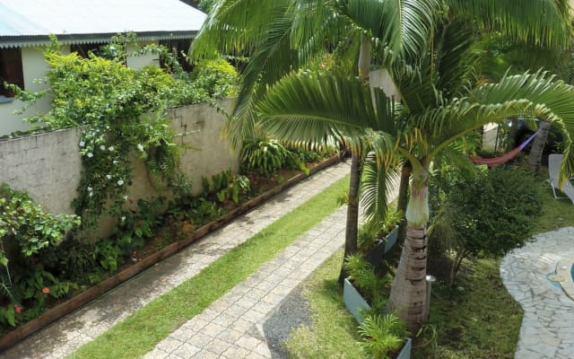 T2 air-conditioned, wifi at rivière saint Louis with shared pool